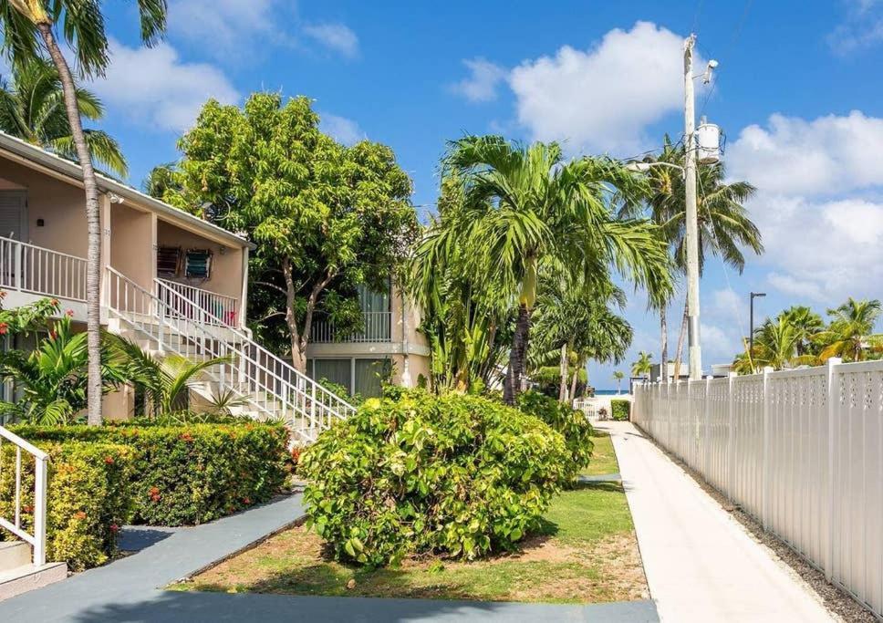 Beach Living At Island Pine Villas Джорджтаун Экстерьер фото